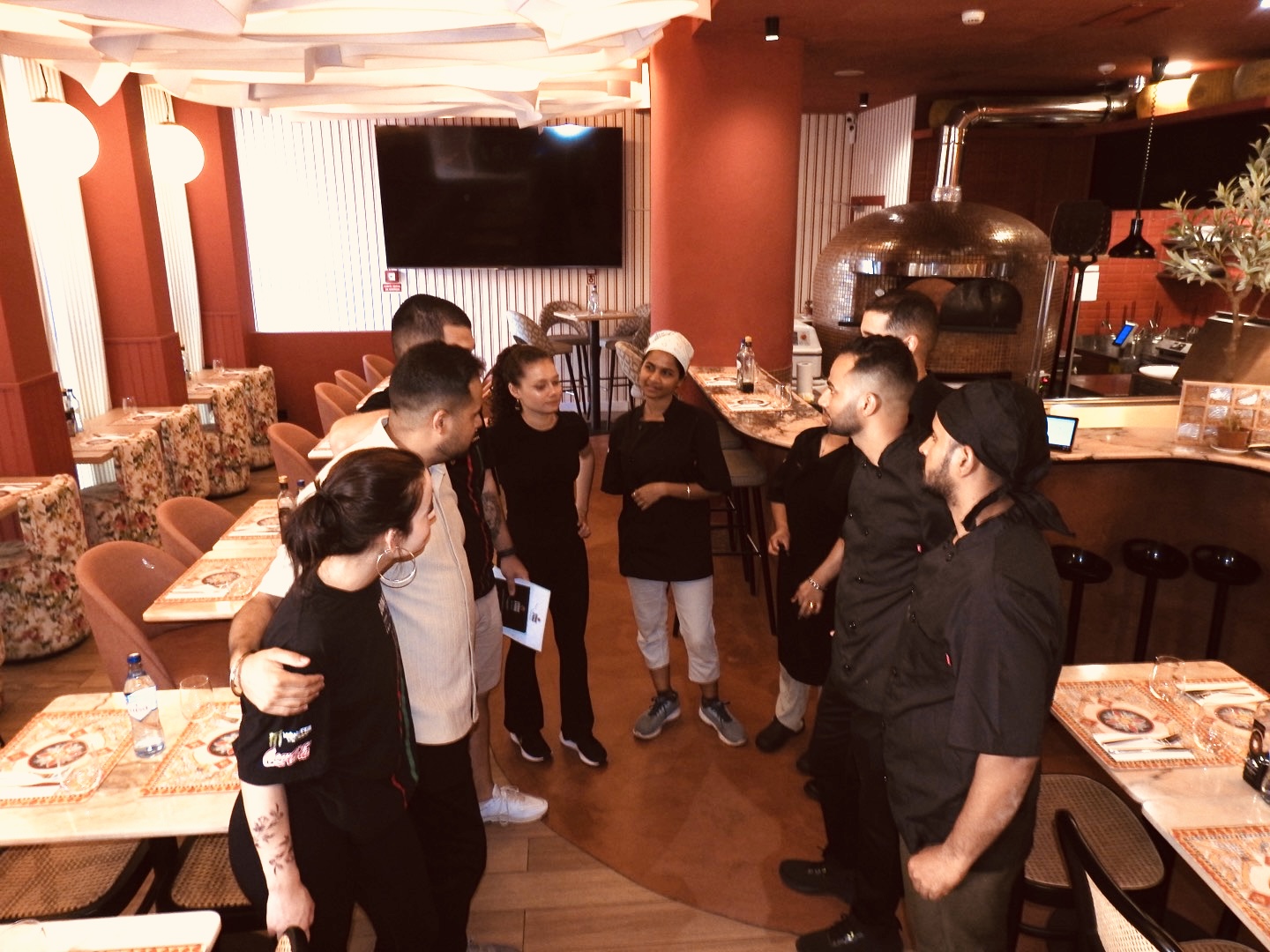 Daniel Sequeira a liderar briefing com a equipa do restaurante